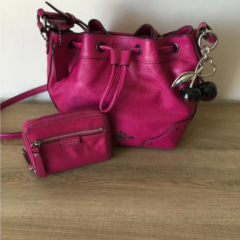 Coach Hot Pink Pebbled Leather Drawstring Shoulder Bucket Bag w/Matching Wallet - Picture 4 of 15